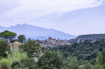 Fototapeta na wymiar Les Pyrénées vues de Orgues d'Ille-sur-Têt