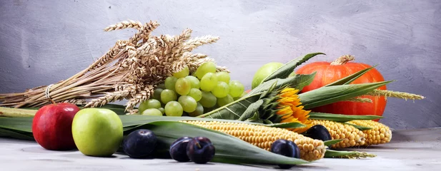 Poster Herbstliches Naturkonzept. Fallen Sie Obst und Gemüse auf Holz. Festessen zum Erntedankfest © beats_