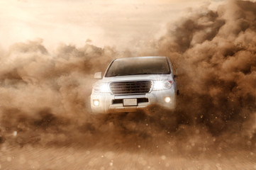 Geländewagen in der Wüste