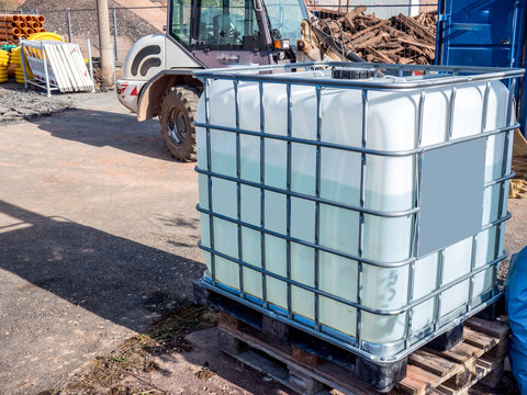 Wassertank auf einer Baustelle