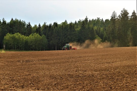 Bauer mit Traktor auf dem Acker