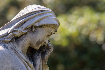 Obraz premium Grabfigur auf einem Friedhof