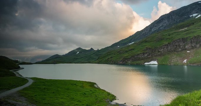 formation d'un orage au dessus du lac bachalp