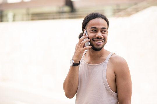 Junger Mann telefoniert