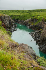 Naklejka na ściany i meble Rio de água verde na bonita paisagem natural da Islândia