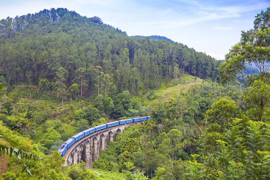 Sri Lanka, Ella, Train on Nine Arches bridge