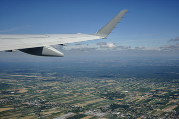 Fototapeta na wymiar Skrzydło samolotu na ziemią