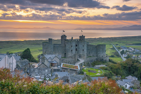 Harlech Beach and Llyn Peninsula, Harlech Castle, Harlech, Gwynedd, Wales, UK