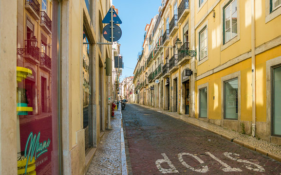 Rua deserta com predios antigos