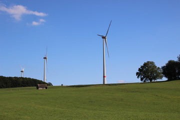Fototapeta na wymiar Windkraftanlagen im Sommer 