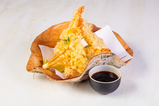 Prawn tempura with sauce
