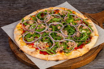 Pizza with arugula and tuna