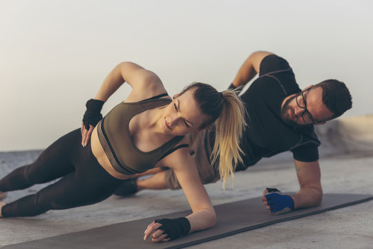 Couple doing a side plank exercise