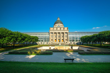 Die wunderschöne, neue Bayrische Staatskanzlei im Hofgarten von München bei blauem Himmel