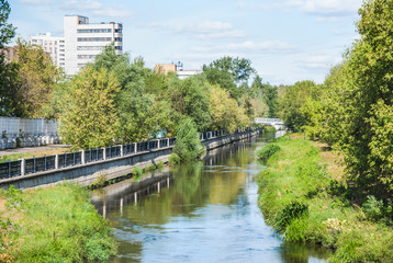 Obraz premium Russia, Moscow. The Yauza river in Rostokino district. A picturesque riverside, embankment