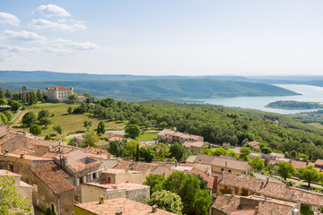 Fototapeta na wymiar Panorama of Aiguines and its castle above lake sainte croix