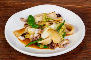 Fried squid with green peas