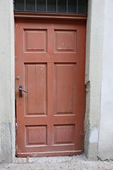 Fototapeta na wymiar Old door, alte Tür, Altbau, Sanierungsbedarf