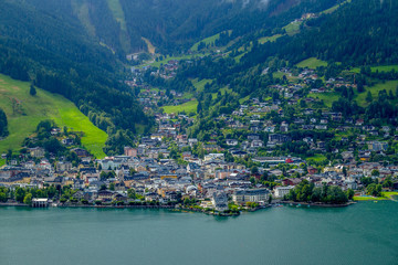 Fototapeta na wymiar View of the City Center of Zell am See