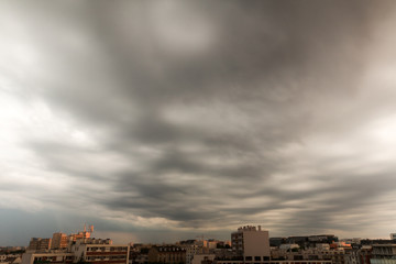 Ciel orageux au couché du soleil dans le val de marne en France