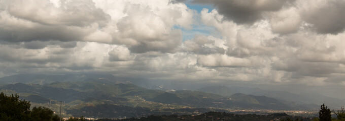 Fototapeta na wymiar ciel nuageux donnant sur des montagnes en Ardèche