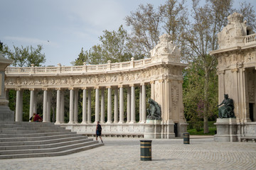 Obraz premium MADRID, SPAIN Monument to king Alfonso XII Park El retiro
