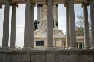 Obraz premium MADRID, SPAIN Monument to king Alfonso XII Park El retiro