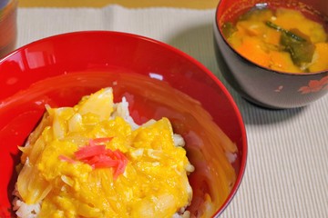 卵丼とみそ汁
