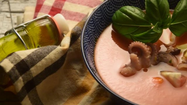 Silvana Comugnero Gazpacho Գասպաչո גספצ'ו ガスパチョ &Gamma;&kappa;&alpha;&sigma;&pi;ά&tau;&sigma;&omicron; video Гаспачо Spanish cuisine Испанская кухня video Spanische movie K&uuml;che مطبخ إسباني スペイン料理 西班牙飲食