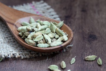 Kardamom auf einem Holzlöffel