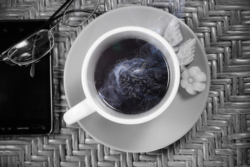 Smartphone to do business with coffee in the morning.