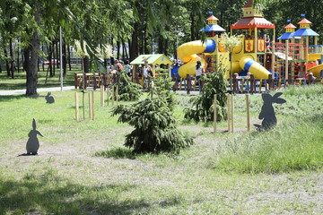 детская игровая площадка в городском парке в городе Киеве 