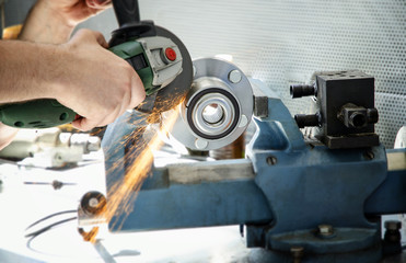 Cutting the hub with a circular electric saw on the vice