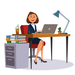 オフィスで働く女性。ノートパソコンを使ってデスクワーク。