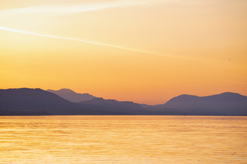 Kustlijn van Vancouver Island bij zonsondergang vanaf de Salish-zee