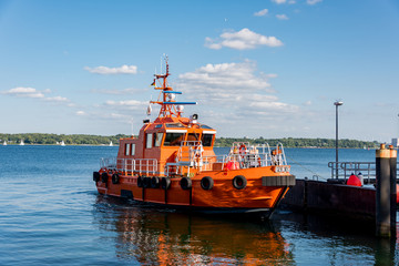 Fototapeta premium Lotsenversetzboot Kieler Bucht Holtenauer Schleuse