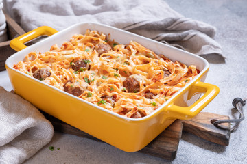 Linguine baked with meatballs