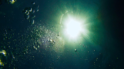 Fototapeta premium Air Bubbles in the Green-blue Water