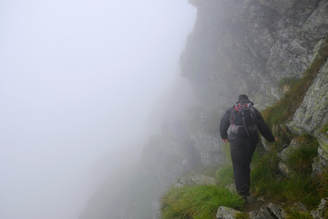 Rumunia, Karpaty Rumuńskie - Góry, Fagaras, turyści we mgle na czerwonym szlaku na szczyt Negoiu