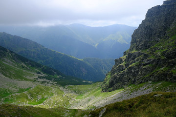 Rumunia, Karpaty Rumuńskie - Góry Fagaras, w słońcu i chmurach na szlaku w Górach Paltinu