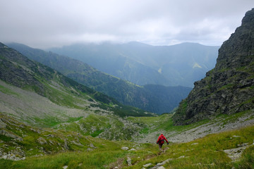 Fototapeta na wymiar Rumunia, Karpaty Rumuńskie - Góry Fagaras, turysta w czerwonej kurtce na szlaku w Górach Paltinu