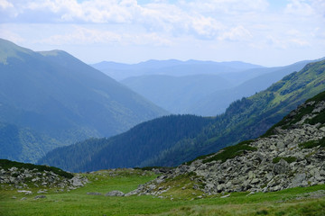 Fototapeta na wymiar Rumunia, Karpaty Rumuńskie - Góry Fagaras, widoki na pasma górskie ze szlaku w Górach Paltinu