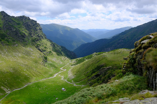 Rumunia, Karpaty Rumuńskie - G&oacute;ry Fagaras, widok na dolinę ze szlaku w G&oacute;rach Paltinu