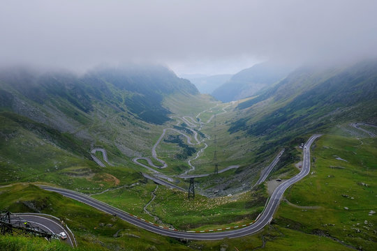 Rumunia, Karpaty Rumuńskie - G&oacute;ry Fagaras, widok z Balea Lac na szosę transfogaraską