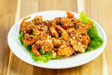 Batter shrimps with salad