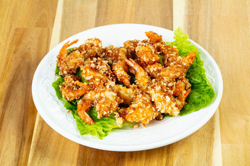 Batter shrimps with salad
