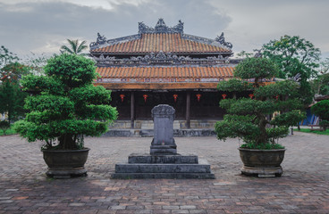 Edificio del Museo Militar de la antigua ciudad imperial en Hue, Vietnam
