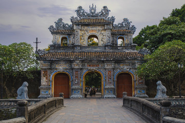 Fototapeta na wymiar Portón en la antigua ciudad imperial en Hue, Vietnam
