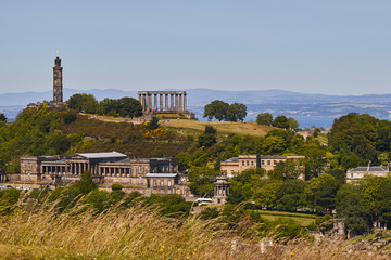 Obraz premium View of Calton Hill from Holyrood Park with beautiful blue sky in Edinbourgh, Scotland, United Kingdom.