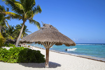 Красивый песчаный пляж на карибском море.Горизонтально.